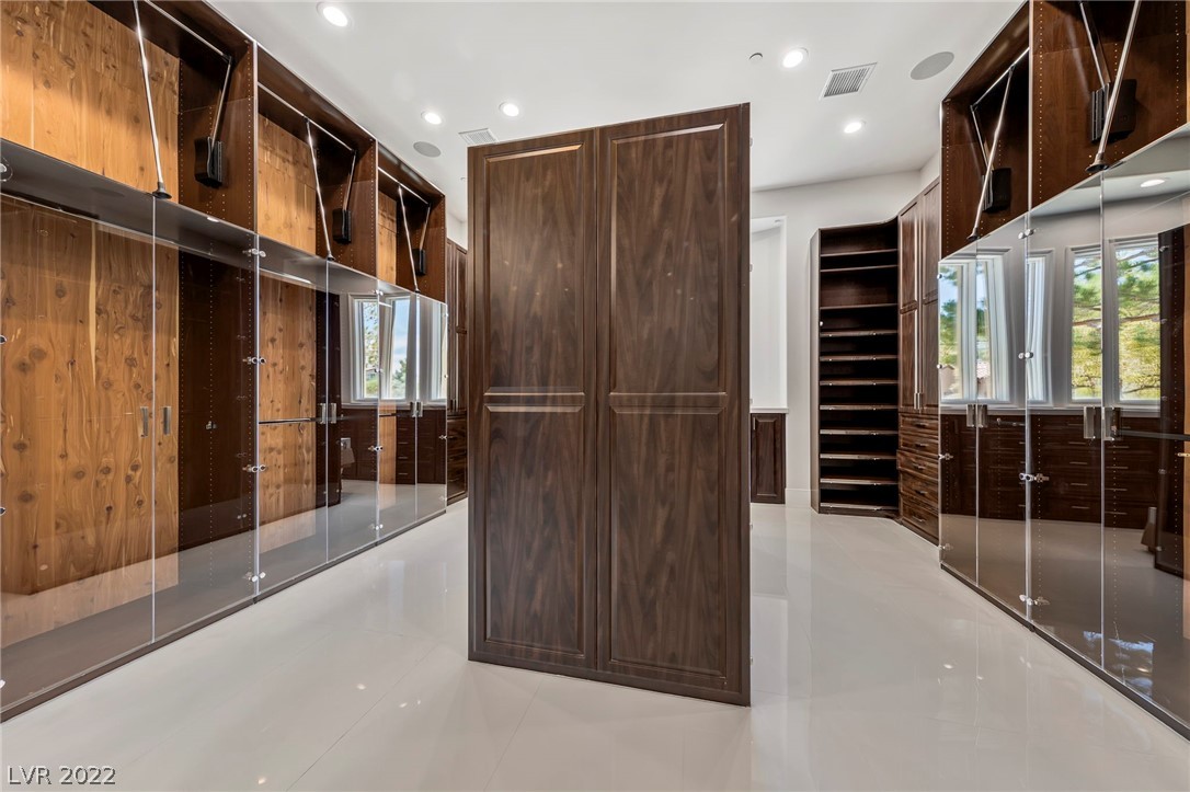 10 Cedar Chase Drive