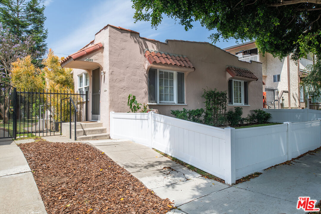 1852 9th St, Santa Monica, CA 90404