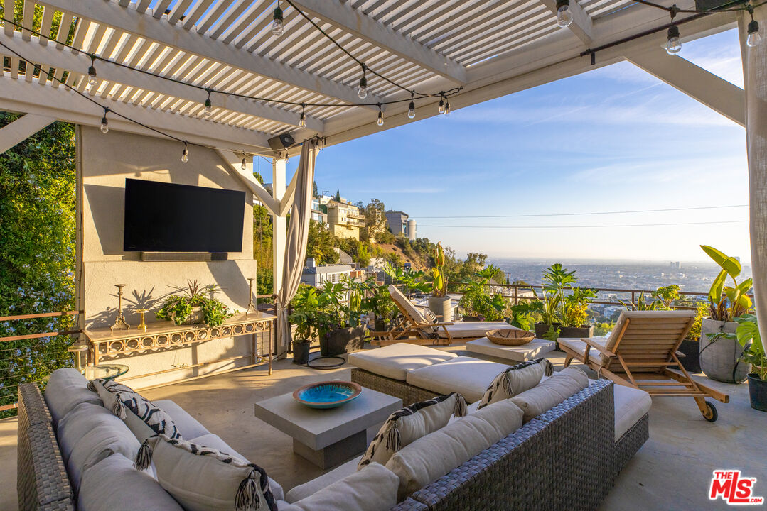 1714 Sunset Plaza Dr, Los Angeles, CA 90069