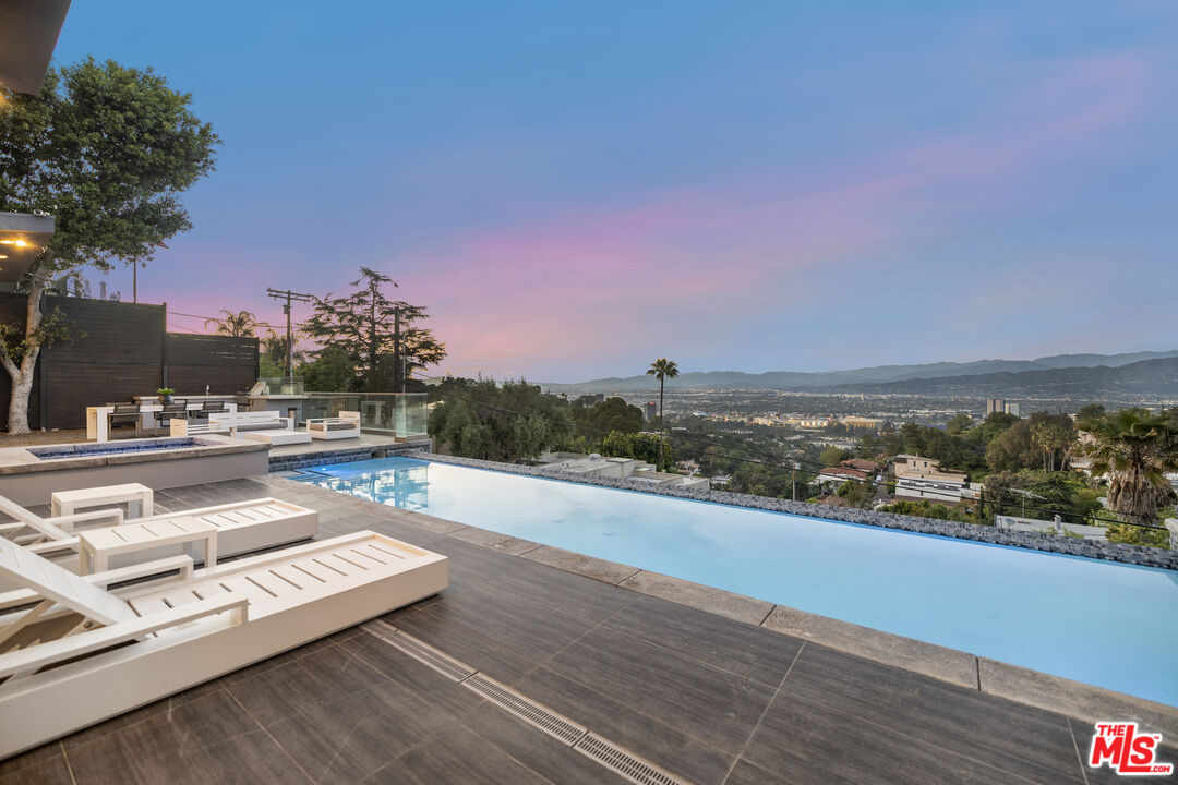 7275 Mulholland Dr, Los Angeles, CA 90068