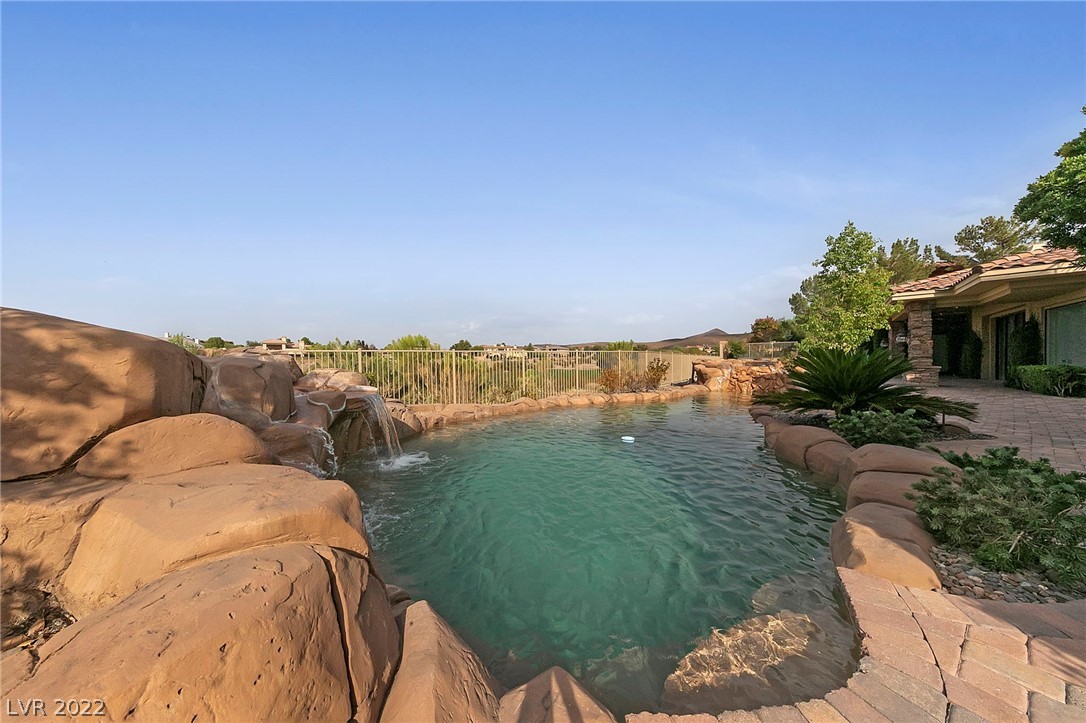 10 Cedar Chase Drive