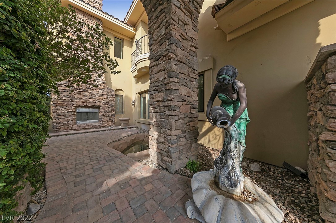 10 Cedar Chase Drive