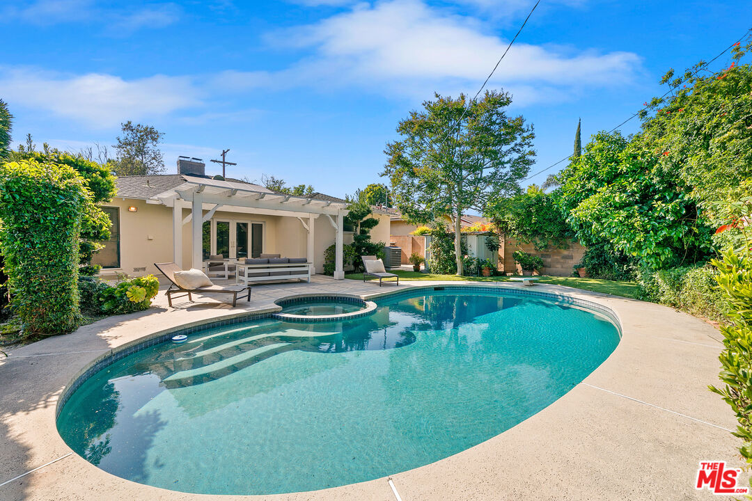 5844 Ranchito Ave, Van Nuys, CA 91401