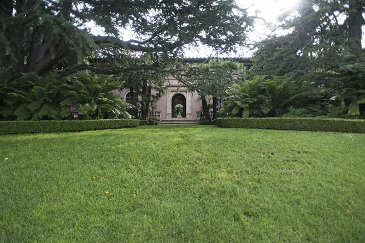 841 Greenway Drive, Beverly Hills, CA 90210