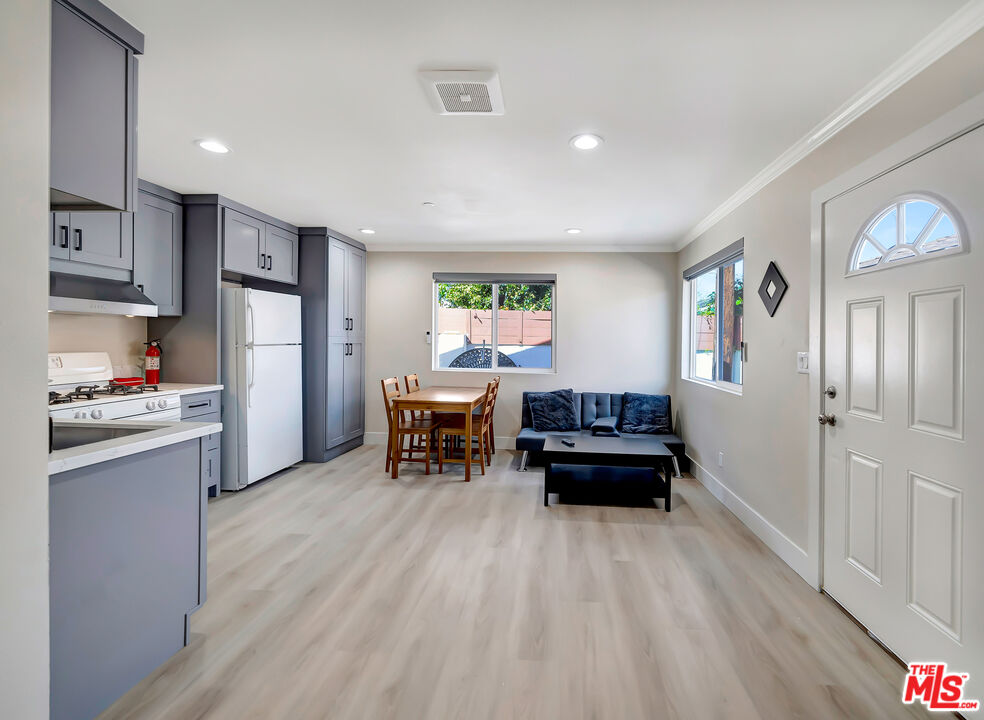 5843 Vanalden, Tarzana, CA 91356