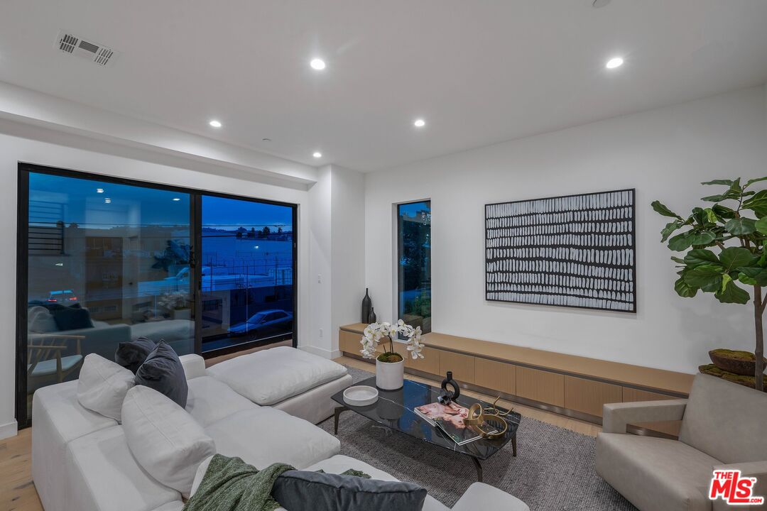 1422 N Sycamore Ave, Los Angeles, CA 90028