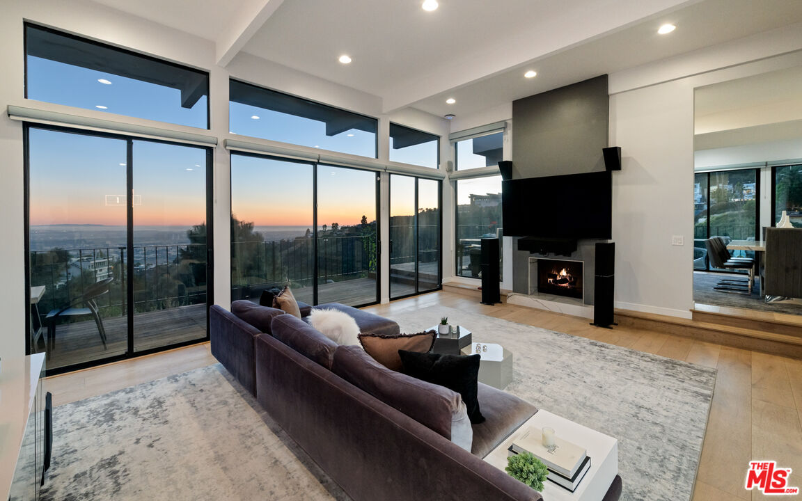 2001 Sunset Plaza Dr, Los Angeles, CA 90069