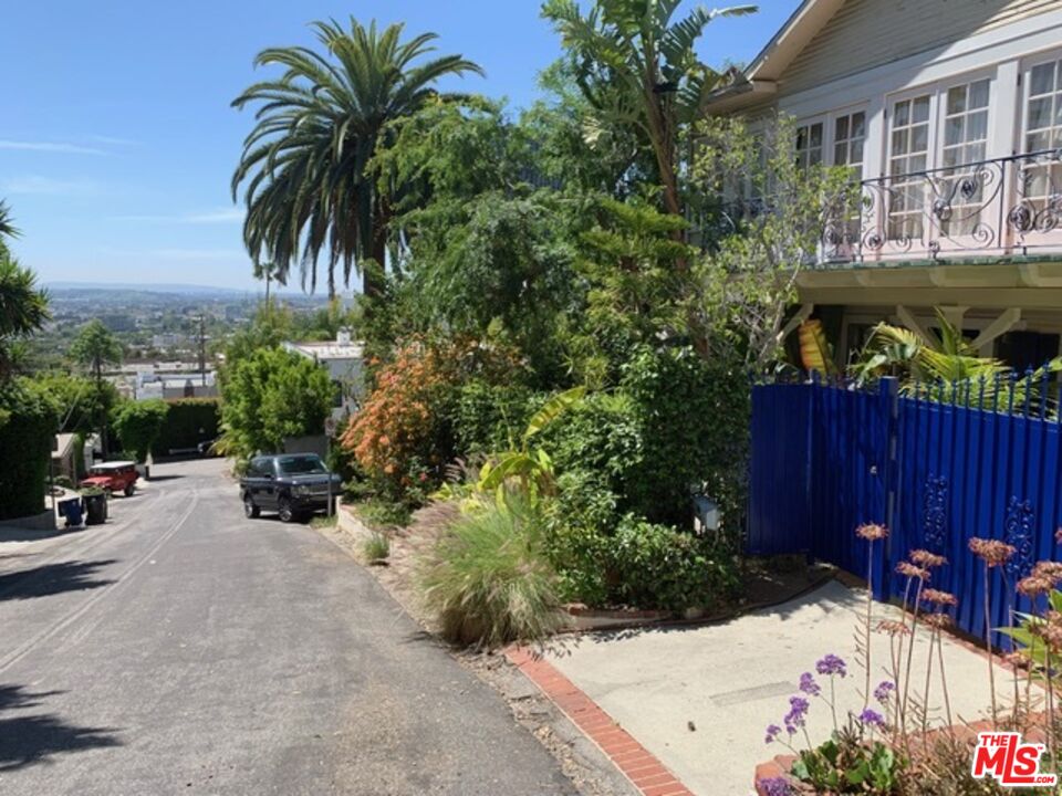 1221 N Ozeta Ter, Los Angeles, CA 90069