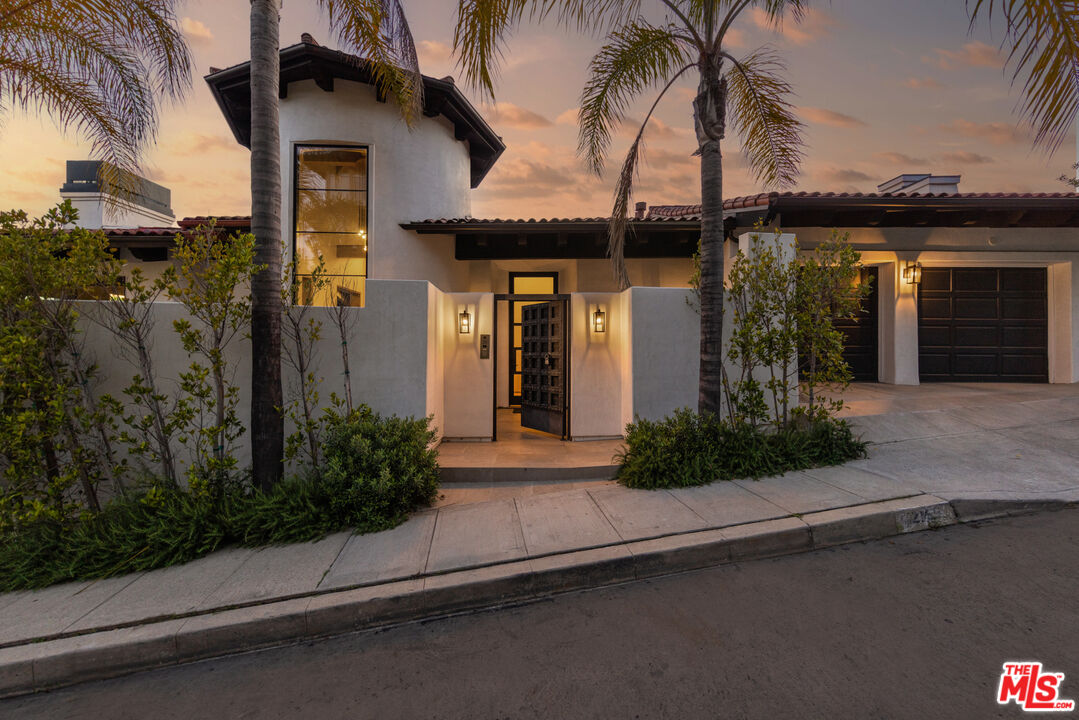 2165 Castilian Dr, Los Angeles, CA 90068