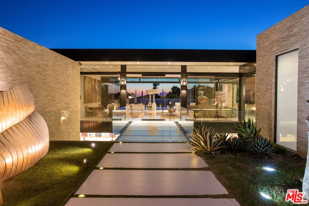 1095 North Hillcrest Road, Beverly Hills, CA 90210